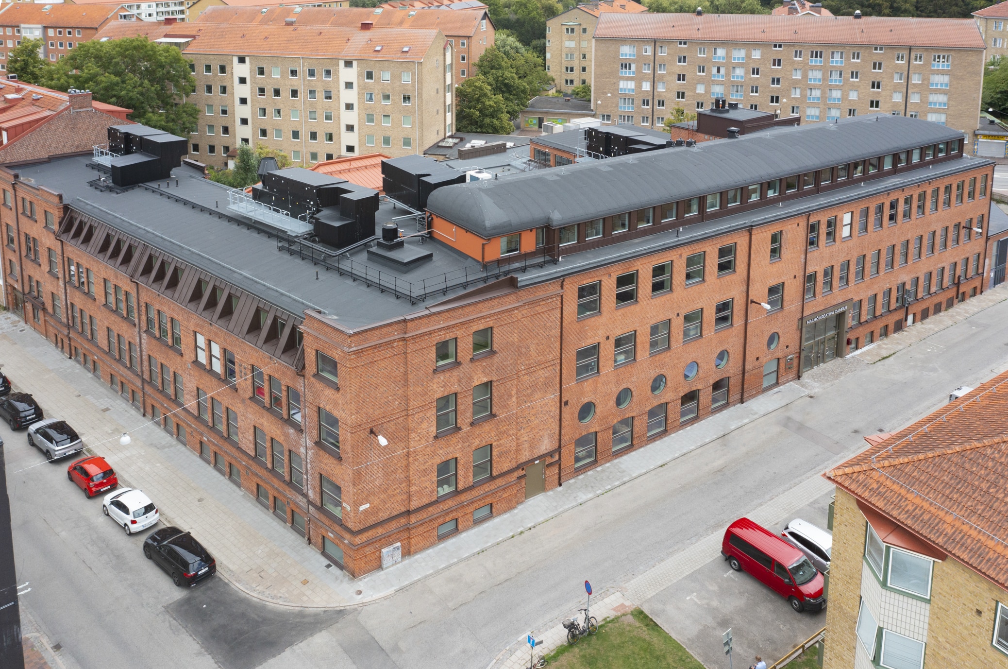 Malmö Kreativa Campus i Malmö, sett utifrån med grönska runt byggnaden